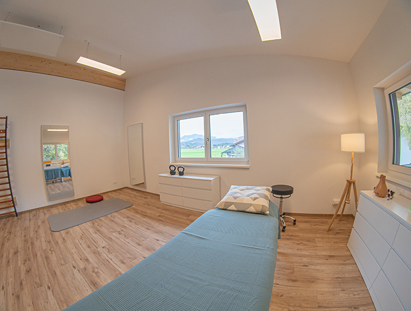 Workshop- und Seminarraum mit langem Tisch und viel Licht