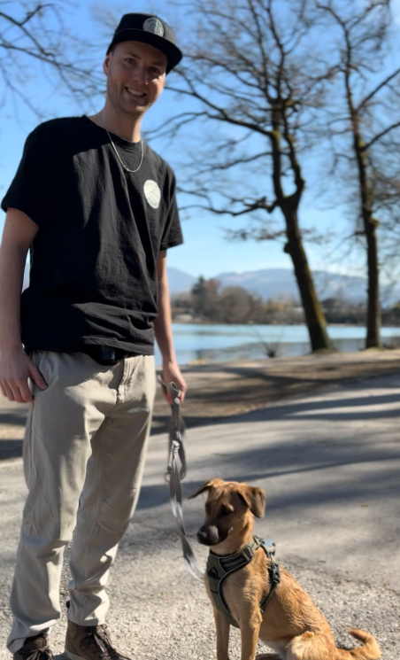 Alex von Pfotenbuddy mit Hund am See